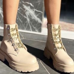 Beige Boots mit Ketten